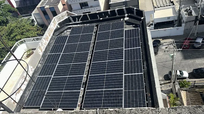 Usina solar instalada em laje plana